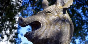 Schweinehund Statue