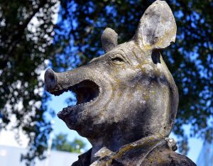 Schweinehund Statue